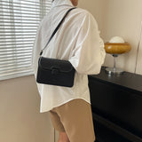 黑色方型質感斜背包