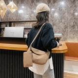 米白色彷皮文青風格磁扣翻蓋餃子形兩用斜背包 (附掛式小包)