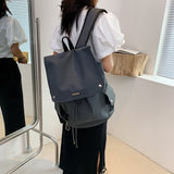 灰色尼龍束繩開口翻蓋款式多重實用袋設計中性款大容量後背包