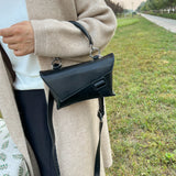 黑色彷皮搭扣帶設計斜坡形翻蓋手提斜背包