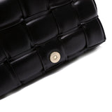 黑色彷皮編織款式金屬鏈條肩帶設計柔軟質感翻蓋斜背包