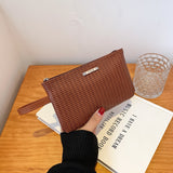 紅棕色彷皮編織設計輕便手帶細節拉鍊手拿包