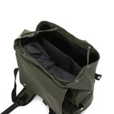 綠色尼龍束繩開口翻蓋款式多重實用袋設計中性款大容量後背包