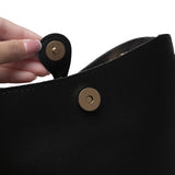 黑色彷皮特色扣帶設計條紋肩帶水桶形斜背包