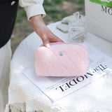 粉色絨面菱格絎縫柔軟舒適透氣多用途拉鍊包
