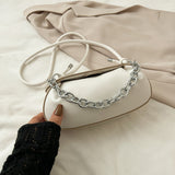 白色彷皮圓滑荷包形頂部磁扣設計金屬鏈條手提斜背包