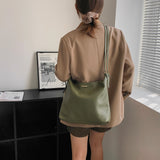 綠色彷皮柔軟舒適質料簡約設計雙扣肩帶兩用側背包