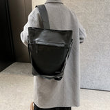 黑色彷皮前隱藏拉鍊設計簡約百搭大容量兩用水桶後背包