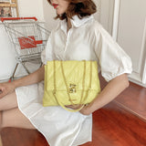 黃色彷皮特色菱格絎縫抽象形金屬綴飾翻蓋款兩用斜背包