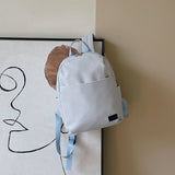 藍色尼龍簡約花形拉鍊細節實用口袋隔層設計輕便後背包