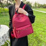 酒紅色厚質尼龍菱格絎縫前拉鍊口袋設計大容量後背包