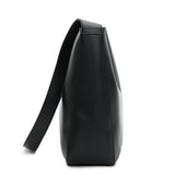 黑色彷皮柔軟舒適精簡風格金屬扣設計子母水桶包