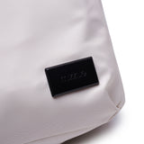 白色尼龍簡約花形拉鍊細節實用口袋隔層設計輕便後背包