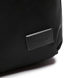 黑色尼龍簡約花形拉鍊細節實用口袋隔層設計輕便後背包