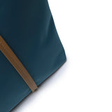 藍色彷皮邊飾金屬條綴飾肩帶設計大容量尼龍托特包