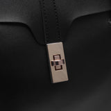 黑色彷皮金屬旋扣獨特條線感翻蓋設計雙隔層側背包