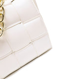 白色彷皮編織款式金屬鏈條肩帶設計柔軟質感翻蓋斜背包