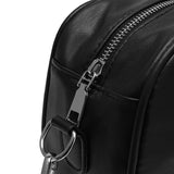 黑色彷皮簡約圓滑線條前貼袋設計粗肩帶拉鍊斜背包